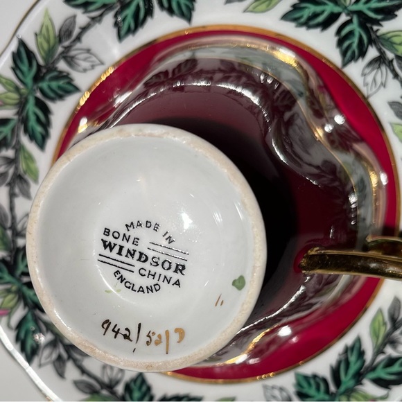 🎈2/$30 - WINDSOR TEACUP & SAUCER. Bone china. Red, flowers & gold rim. England. - Picture 5 of 9